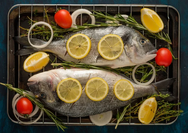 Dorado Cru Fresco Com Limão Tomilho Cereja Alecrim — Fotografia de Stock