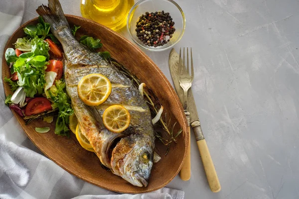 Gegrilltes Dorado Mit Zitrone Thymian Rosmarin Und Frischem Salat — Stockfoto