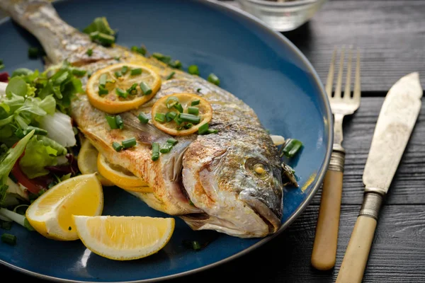 Limon, kekik, biberiye ve taze salata Izgara Dorado