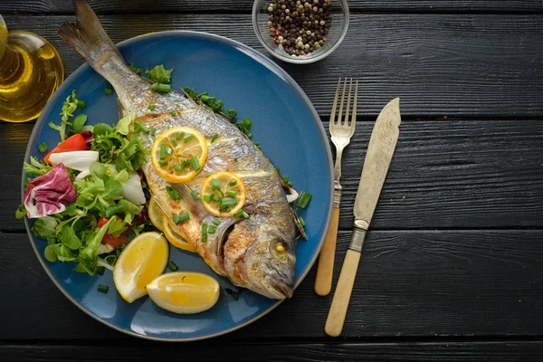 Limon, kekik, biberiye ve taze salata Izgara Dorado. Boşaltmak