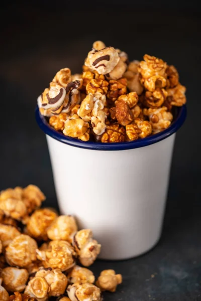 Una Variedad Palomitas Maíz Una Taza Blanca Sobre Fondo Oscuro —  Fotos de Stock