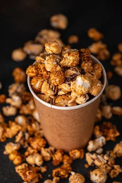 Popcorn Einem Pappbecher Vor Dunklem Hintergrund Ansicht Von Oben — Stockfoto