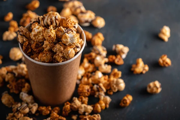 Popcorn Pappbecher Vor Dunklem Hintergrund — Stockfoto