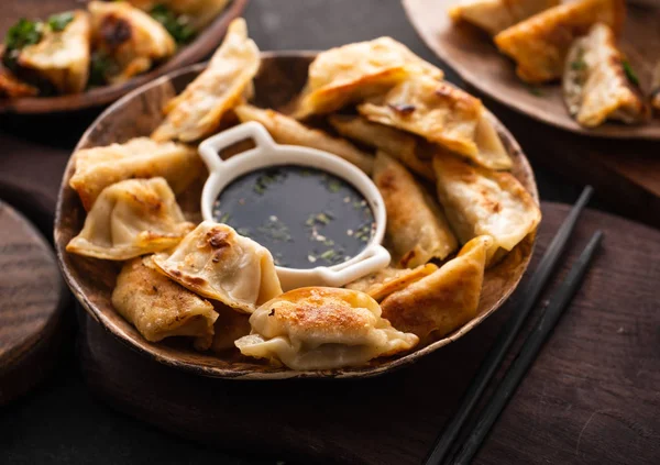 Τηγανητό Κινέζικο Ζυμαρικών Που Ονομάζεται Gyoza Είδος Των Ασιατικών Τροφίμων — Φωτογραφία Αρχείου