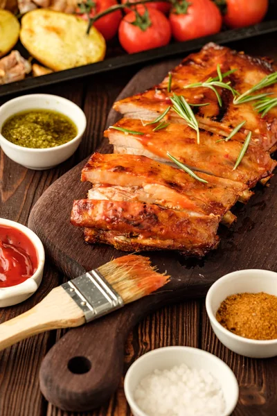 Heerlijk Gebarbecued Ribben Gekruid Met Een Pittige Basting Saus Geserveerd — Stockfoto