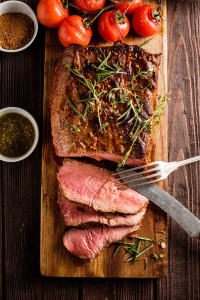 Plakjes Rosbief Snijplank Met Gegrilde Groenten Bovenaanzicht — Stockfoto