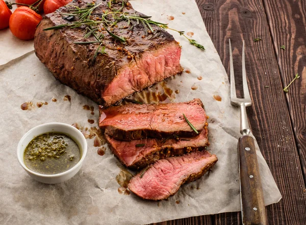 Roastbeef Scheiben Auf Weißem Papier Auf Holztisch Mit Gegrilltem Gemüse — Stockfoto