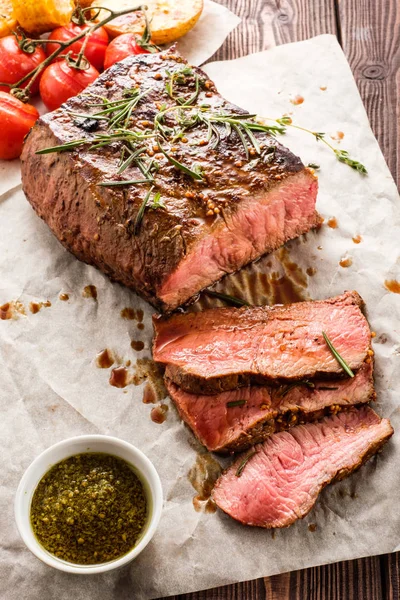 Roastbeef Scheiben Auf Weißem Papier Auf Holztisch Mit Gegrilltem Gemüse — Stockfoto