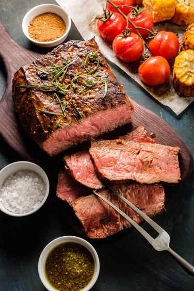 Carne Asada Rodajas Tabla Cortar Con Verduras Parrilla Vista Superior — Foto de Stock