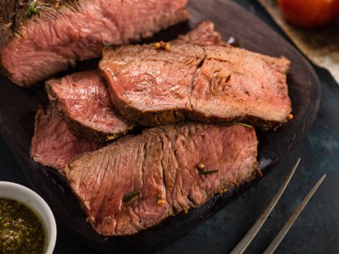 Üzerinde kesme tahtası ızgara sebzeli biftek dilimlenmiş 