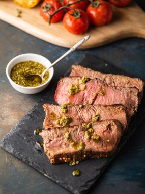 Üzerinde kesme tahtası ızgara sebzeli biftek dilimlenmiş 