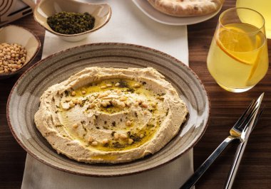 Çam fıstığı ve zeytinyağı ile lezzetli humus.