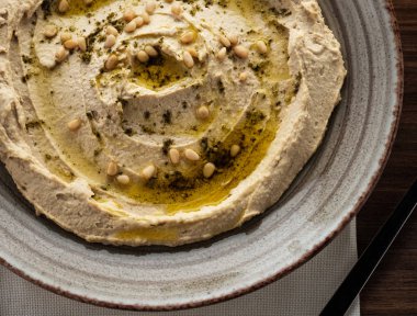 Lezzetli humus çam fıstığı ve zeytinyağı ile. Üstten görünüm. Yakın çekim.