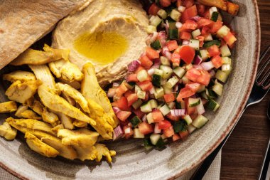 Humus ve salata ile bir tabak içinde shwarma