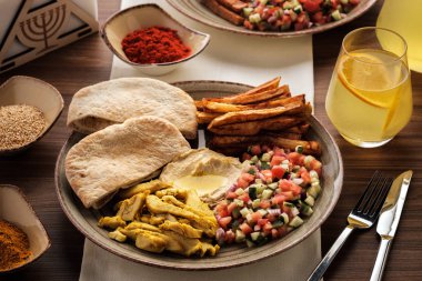Humus ve salata ile bir tabak içinde shwarma