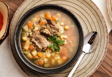 Çorba, et, nohut ve sebze, üstten görünüm