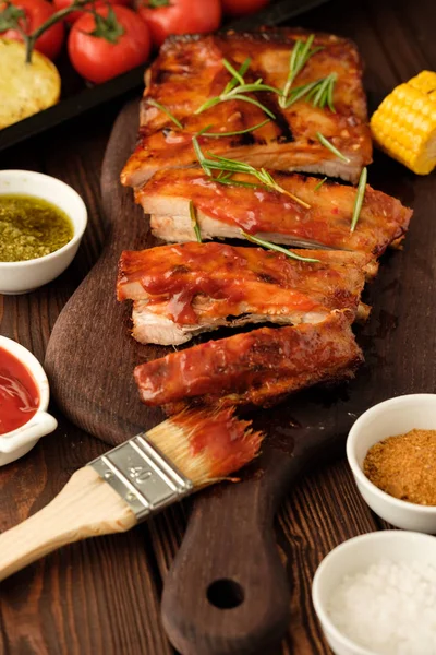 Delicious Barbecued Ribs Seasoned Spicy Basting Sauce Served Chopped Fresh — Stock Photo, Image