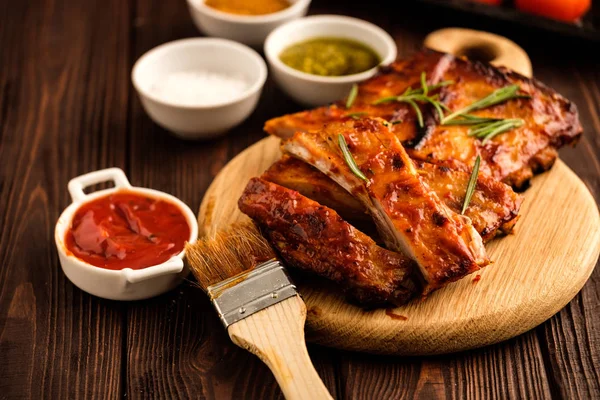 Delicious Barbecued Ribs Seasoned Spicy Basting Sauce Served Chopped Fresh — Stock Photo, Image