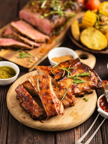 Deliciosas Costillas Asadas Parrilla Sazonadas Con Una Salsa Picante Servidas —  Fotos de Stock