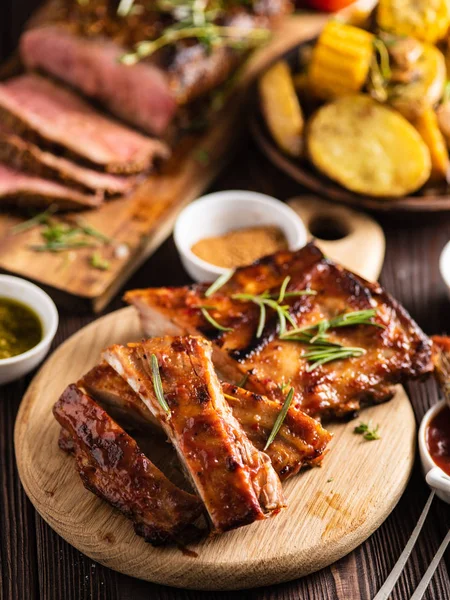 Deliciosas Costelas Grelhadas Temperadas Com Molho Picante Servidas Com Legumes — Fotografia de Stock