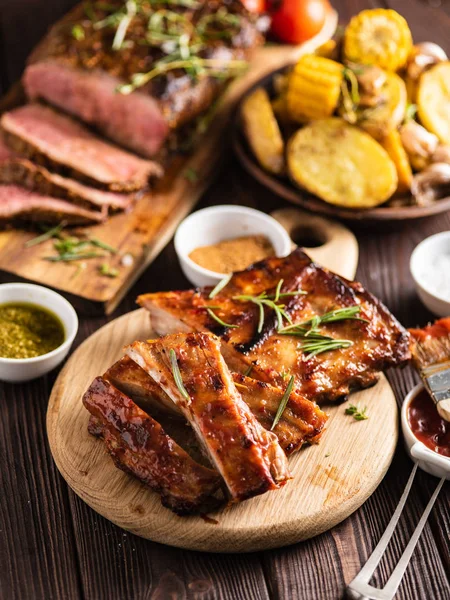 Deliciosas Costillas Asadas Parrilla Sazonadas Con Una Salsa Picante Servidas —  Fotos de Stock