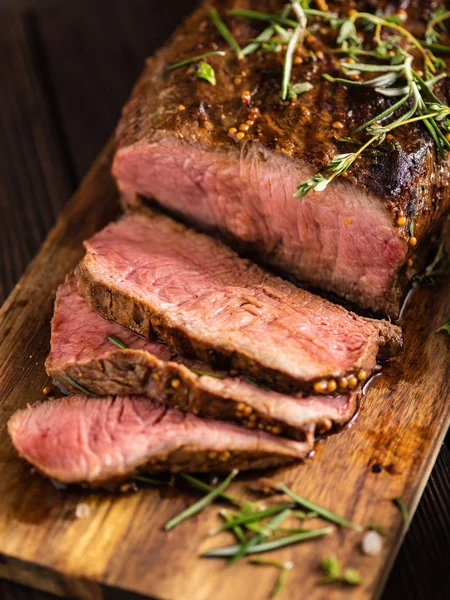 Carne Asada Rodajas Tabla Cortar Con Verduras Parrilla — Foto de Stock