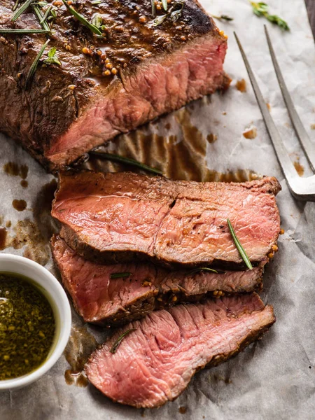 Carne Asada Rodajas Sobre Papel Blanco Sobre Mesa Madera Con —  Fotos de Stock