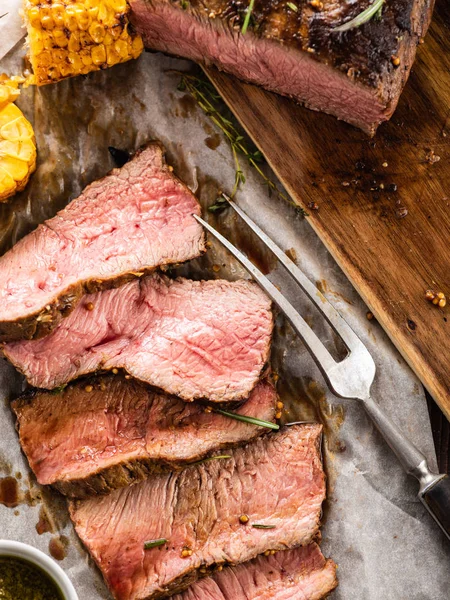 Roastbeef Scheiben Auf Weißem Papier Auf Holztisch Mit Gegrilltem Gemüse — Stockfoto