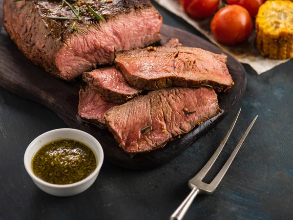 Carne Assada Fatiada Tábua Corte Com Legumes Grelhados — Fotografia de Stock