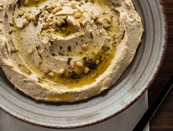Delicioso Hummus Con Piñones Aceite Oliva Vista Superior Primer Plano —  Fotos de Stock