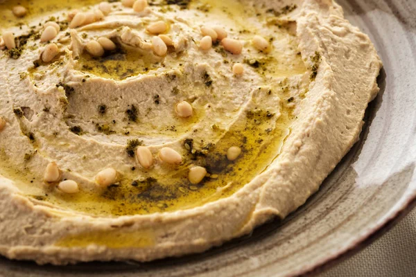 Lezzetli humus çam fıstığı ve zeytinyağı ile. Yakın çekim.