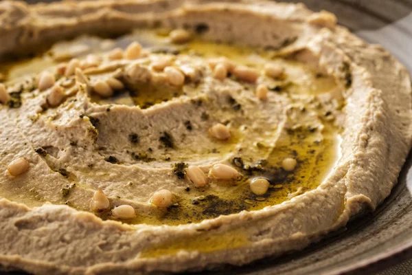 Hummus Delicioso Com Pinhões Azeite Close — Fotografia de Stock