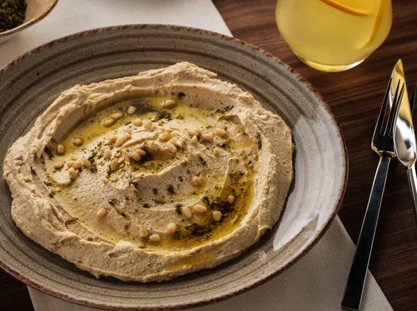 Çam fıstığı ve zeytinyağı ile lezzetli humus.
