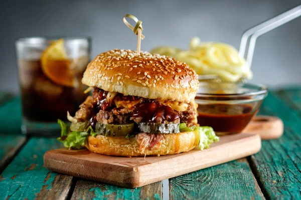 Gurmánské Vytáhl Vepřový Burger Zelným Salátem Barbecue Omáčka Dřevěný Stůl — Stock fotografie