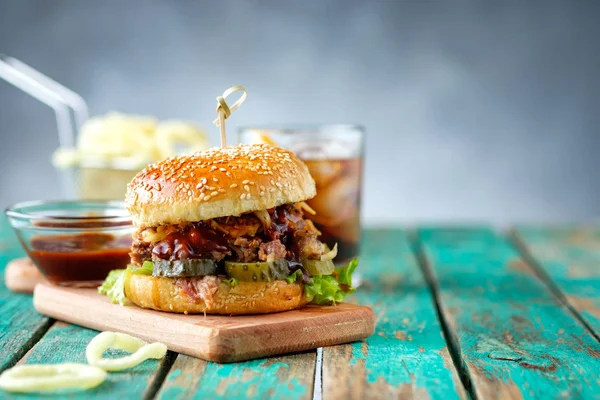 Ínyenc Húzta Sertés Burger Salátát Barbecue Szósz Fából Készült Asztal — Stock Fotó