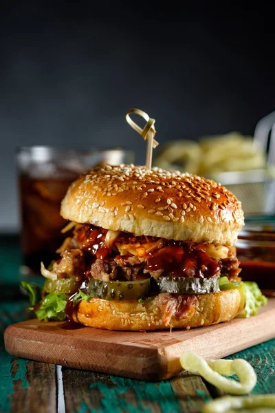 Gurmánské Vytáhl Vepřový Burger Zelným Salátem Barbecue Omáčka Dřevěný Stůl — Stock fotografie