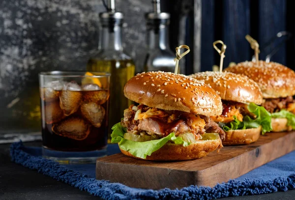 Ínyenc Húzta Sertés Burger Salátát Barbecue Szósz — Stock Fotó