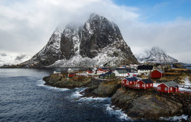 Norveç, Lofoten Adaları 'ndaki Hamnoy balıkçı köyünün ünlü turistik merkezi.