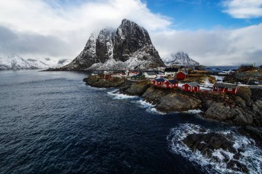 Norveç, Lofoten Adaları 'ndaki Hamnoy balıkçı köyünün ünlü turistik merkezi.