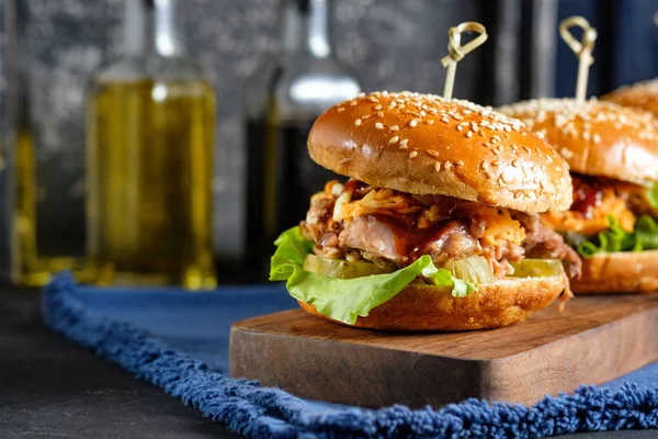 Gurmánské Vytáhl Vepřový Burger Zelným Salátem Barbecue Omáčka — Stock fotografie