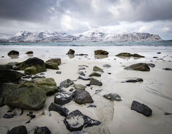 Costa Rocosa Fiordo Mar Noruego Invierno Con Nieve Haukland Beach — Foto de Stock