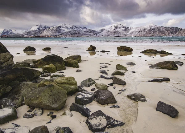 Costa Rocosa Fiordo Mar Noruego Invierno Con Nieve Haukland Beach — Foto de Stock