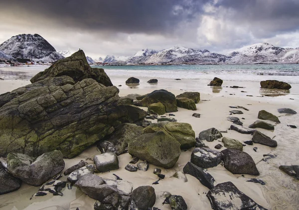 Skalnaté Pobřeží Fjordu Norské Moře Zimě Pod Sněhem Haukland Beach — Stock fotografie