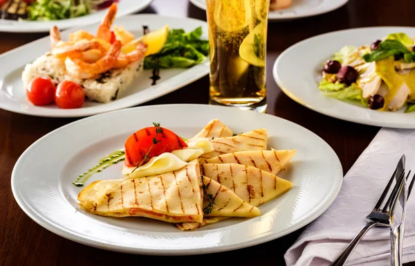 Mesa Servida Restaurante Panqueques Con Salmón — Foto de Stock