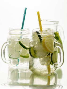 Taze yaz içeceği. Sağlıklı detoks maden suyu limon ve salatalık mason kavanoza. Sağlıklı gıda kavramı. Detoks diyeti.