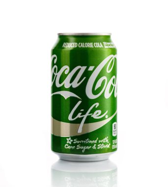 Minsk, Beyaz Rusya - 7 Haziran 2018: Olabilir Coca-Cola beyaz izole yaşam. Coca-Cola gazlı alkolsüz içecek mağazalar, restoranlar ve satış makineleri dünya çapında satılan olduğunu.