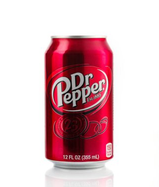 Minsk, Beyaz Rusya - 7 Haziran 2018: Miyim, Dr Pepper beyaz arka plan üzerinde izole meşrubat. Dr Pepper eşsiz bir lezzet sahip olarak pazarlanan bir meşrubat var. İçki 1880 oluşturulan.