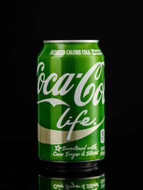 Minsk, Beyaz Rusya - 7 Haziran 2018: Olabilir Coca Cola Life siyah arka plan üzerine. Coca-Cola gazlı alkolsüz içecek mağazalar, restoranlar ve satış makineleri dünya çapında satılan olduğunu.