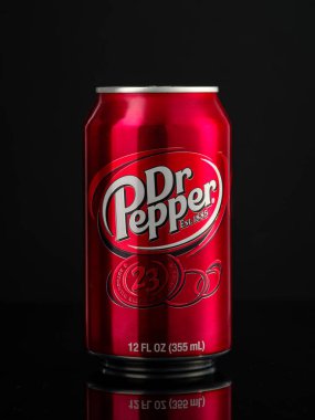 Minsk, Beyaz Rusya - 7 Haziran 2018: Siyah arka plan üzerinde miyim, Dr Pepper meşrubat. Dr Pepper eşsiz bir lezzet sahip olarak pazarlanan bir meşrubat var. İçki 1880 oluşturulan.