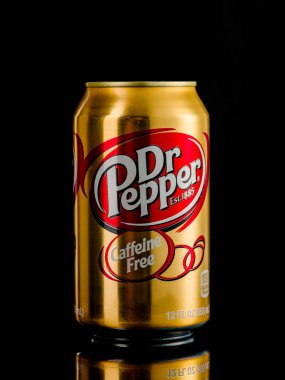 Minsk, Beyaz Rusya - 7 Haziran 2018: Miyim, Dr Pepper kafein ücretsiz alkolsüz içecek siyah arka plan üzerinde. Dr Pepper eşsiz bir lezzet sahip olarak pazarlanan bir meşrubat var. İçki 1880 oluşturulan.